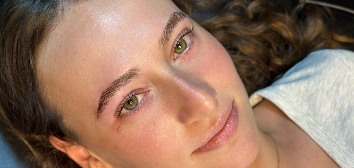 Resultado real de brow lamination e lifting de pestanas por Camila Brows em Faro — fios alinhados, preenchidos e naturais
